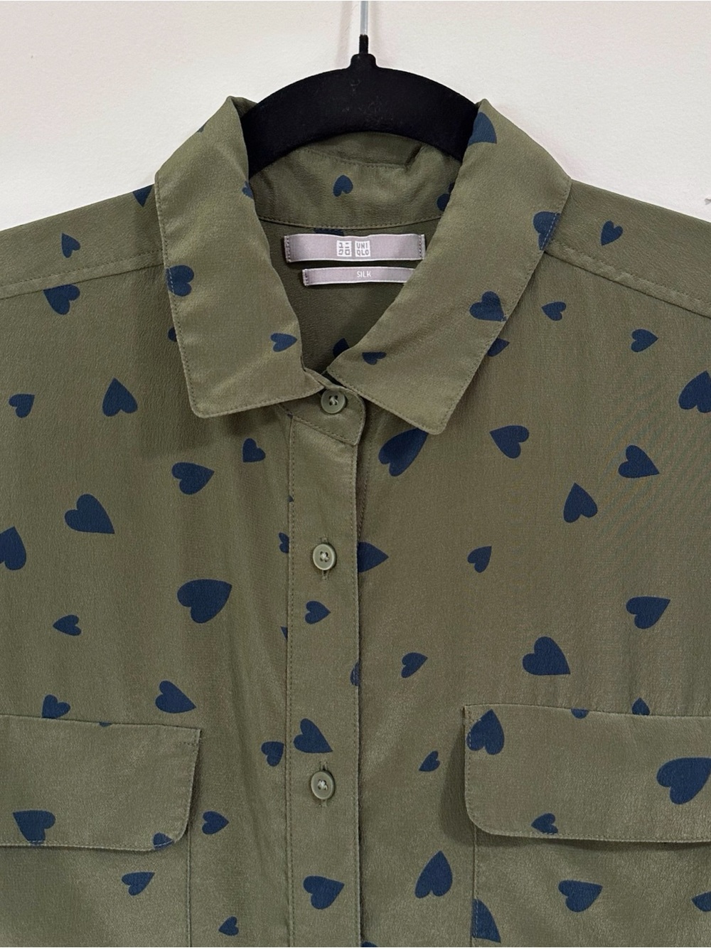 Uniqlo Silk Hearts Green Long Sleeve Button Down Shirt Size Xsmall - Picture 4 of 7